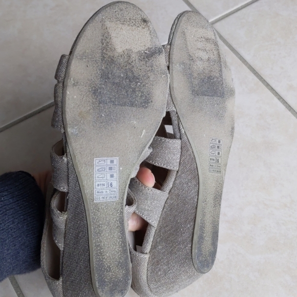 4/$15 women gladiator summer shoes - Picture 7 of 8